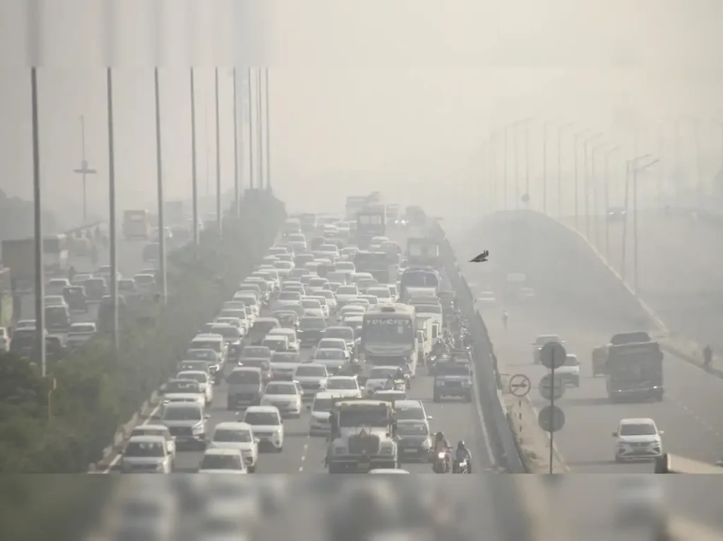 Delhi’s Air Quality Deteriorates to ‘Very Poor’ as Authorities Plan Cloud Seeding to Combat Smog