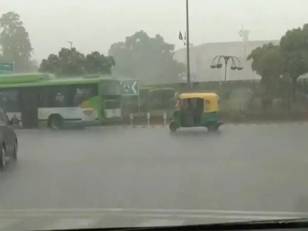 IMD Issues Weather Alerts for Heavy Rain, Thunderstorms Across Eastern and Central India