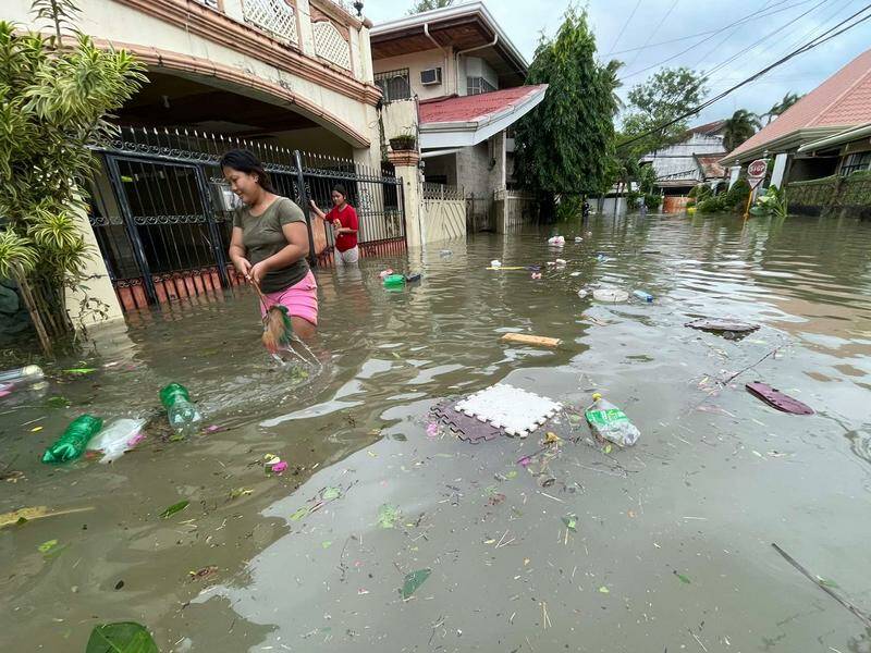 Typhoon Kalmaegi Strikes Central Philippines with Strong Winds and Heavy Rain