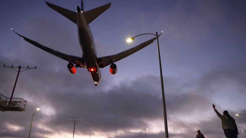 Over 1,400 Flights Cancelled as US Air Traffic Reductions Continue Amid Government Shutdown