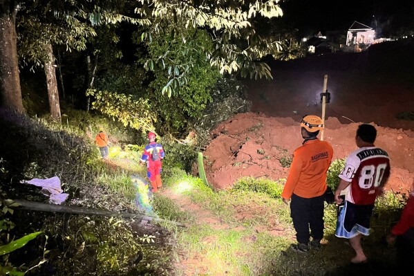 Deadly Landslide in Central Java Leaves 2 Dead, 21 Missing